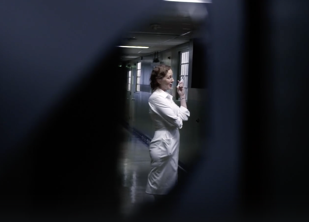 Итан пытается сбежать из больницы