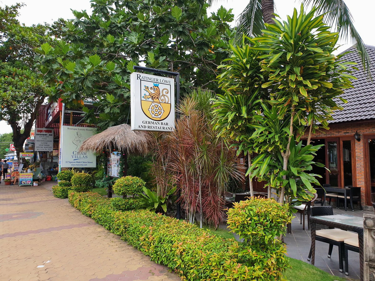 Вход в ресторан немецкой кухни Ratinger Löwe 