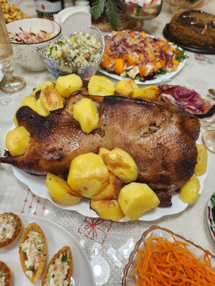 И так приступим. Птичку хорошо промыть. За 12 часов до маринования я натираю гуся солью снаружи и внутри, рассчитываете примерно так: на 1 кг. мяса-1 горсть соли, в моем случае примерно 3.5 горсточки. Рука у меня средняя не маленькая и не большая😄 Гуся намертво солью я оставила при комнатной температуре, можете убрать в холодильник.