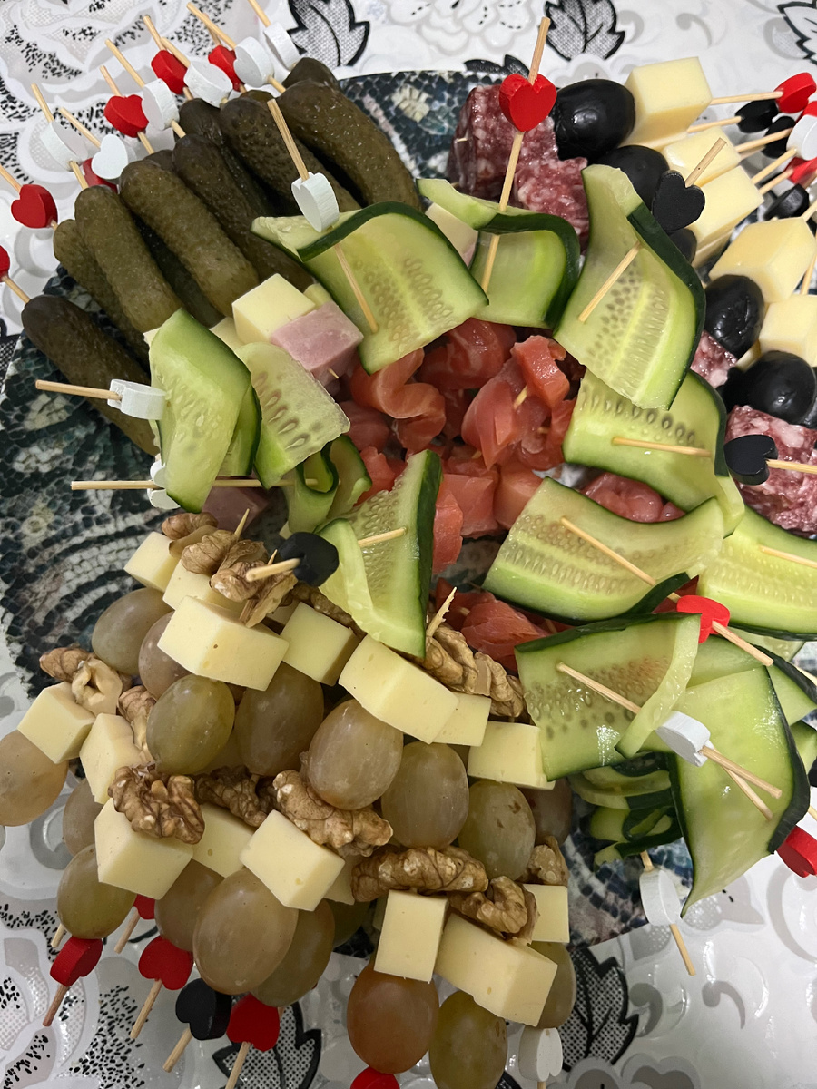 Фото автора: канапе с виноградом, сыром и грецким орехом; канапе с корнишоном, ветчиной и сыром; канапе: красная рыбка с огурчиком свежим; канапе: маслина, колбаса, сыр. Простите, красиво укладывать сил уже не было, да и не особо умею. 