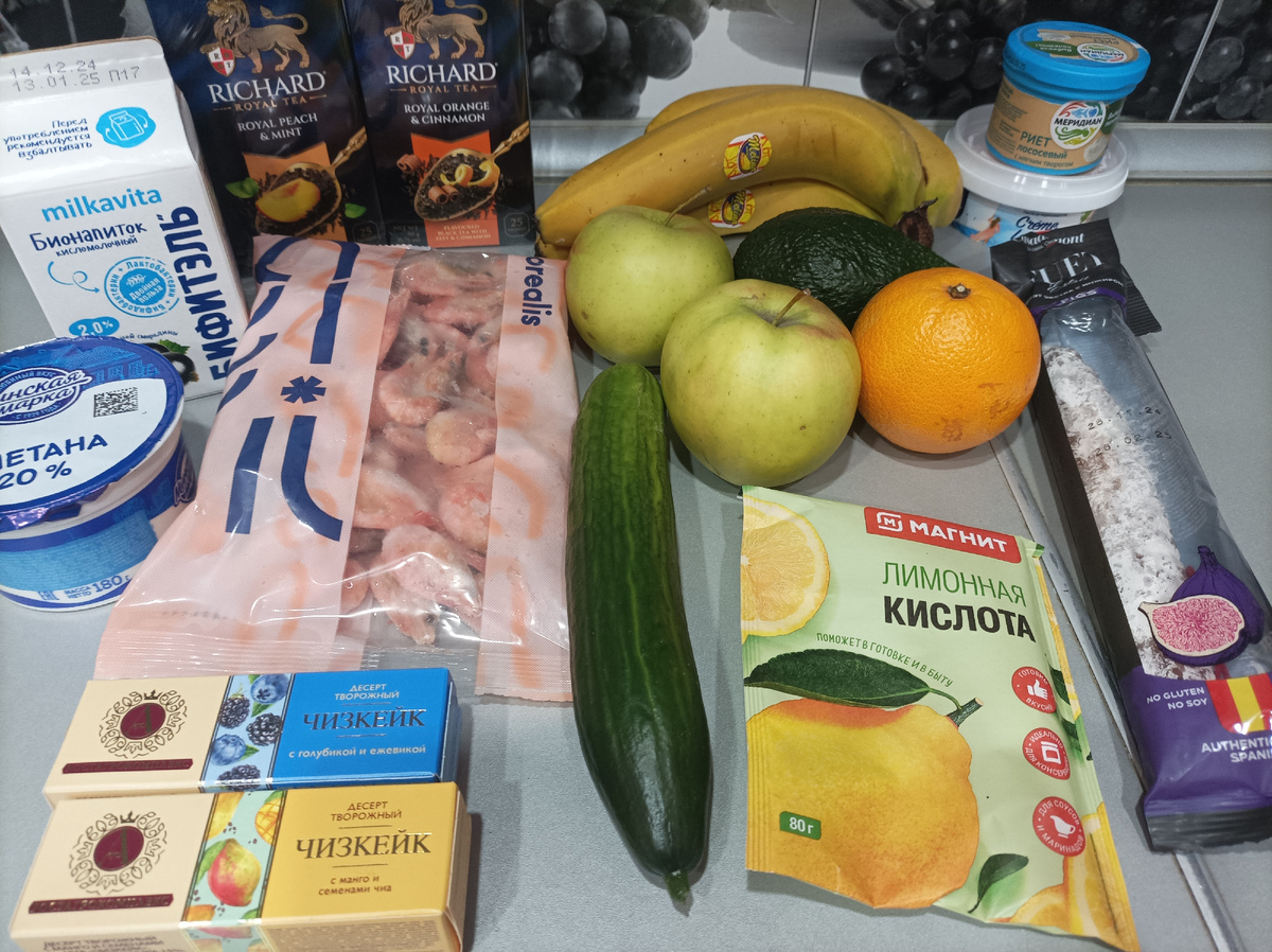 Здесь к Новогоднему столу креветки. Планировался фуэт с инжиром, но потом я его добавила в подарок кумовьям