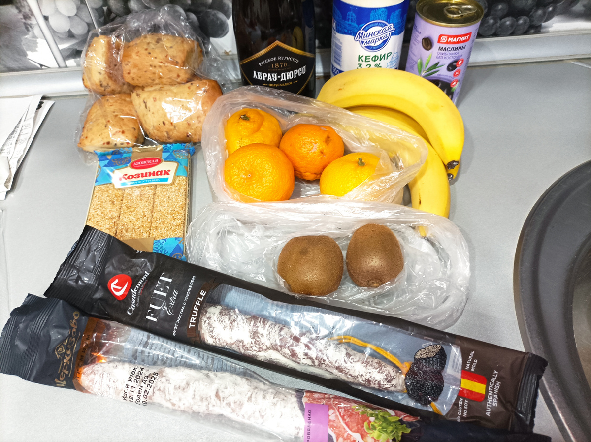 К Новогоднему столу шампанское, маслины. Фуэты дочь привезла из Москвы с Черкизовского магазина 