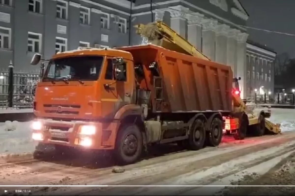    В новогоднюю ночь с центральных улиц Ульяновска вывезли 60 самосвалов снега