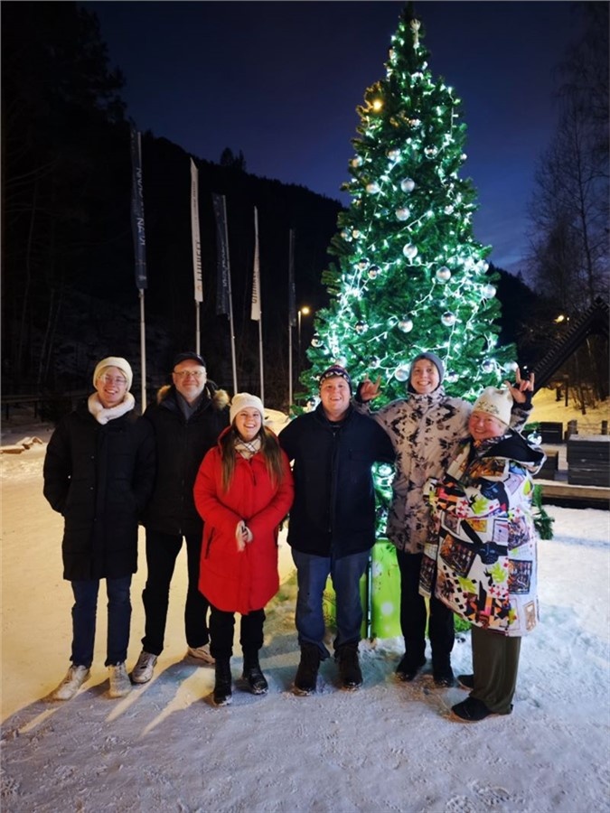 «С Новым годом, мои друзья. А мы по новой традиции на Столбах! А раньше четыре года 31 декабря ходили на Щелкунчика»
Фото: vk.com/dmosunova