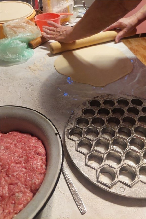 «У родителей лепили пельмешки и делали холодец. Теплый семейный праздник Новый Год. Пусть все сбудется»
Фото: vk.com/mariasikora
