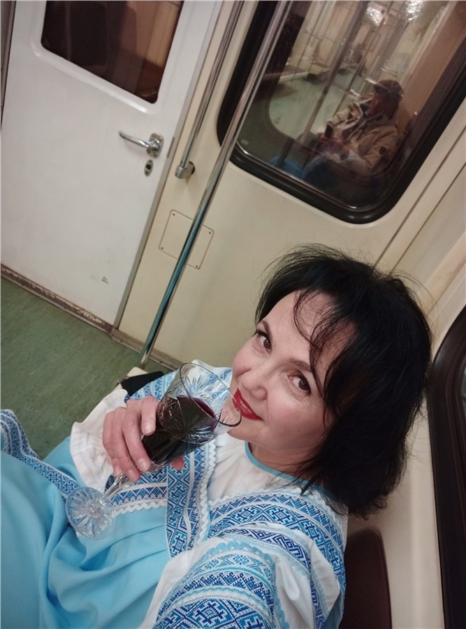 «Встретила НГ в метро. Зря, что ли, костюм покупала? Улыбалась. Прислонялась. Знакомилась. Фоткалась»
Фото: vk.com/krishtaloksana
