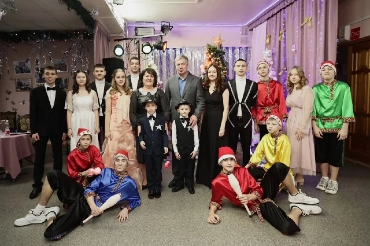    Алексей Русских поздравил с Новым годом ребят из «Соловьиной рощи»