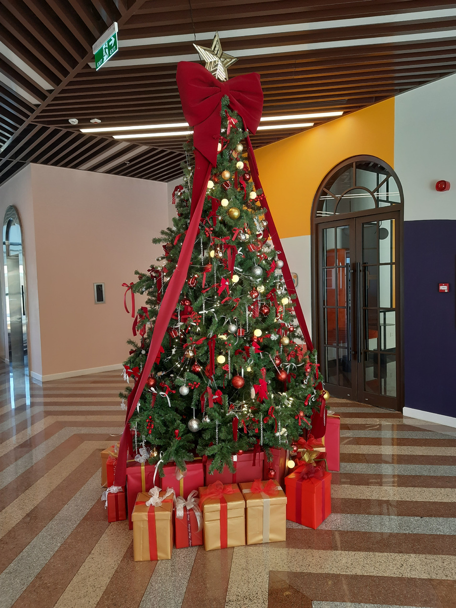 В фойе здания The Sky