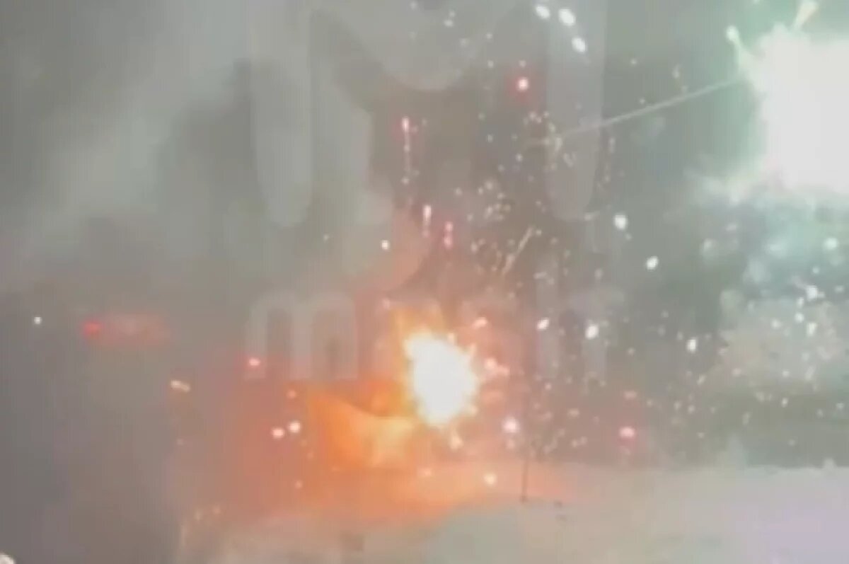    Машина с фейерверками загорелась после аварии в Подмосковье