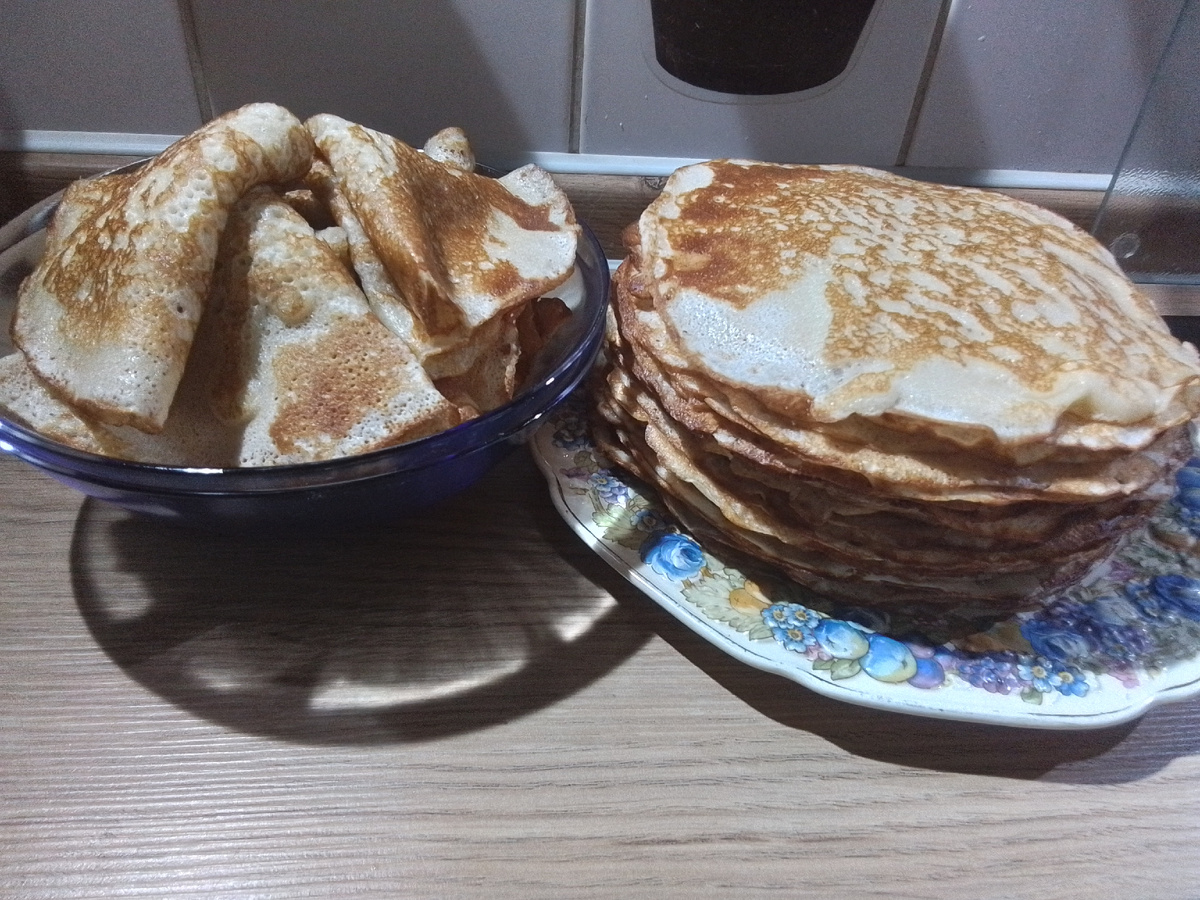 Стопочка - нам, а то, что горкой - это Олина вторая мисочка из-под салата. Она обещала кого-нибудь из своих отроков прислать за ней... когда проснутся.