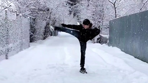 Скользить скользкий. Гололед. Человек падает на льду. Лед на улице. Человек подскальзывается на льду.