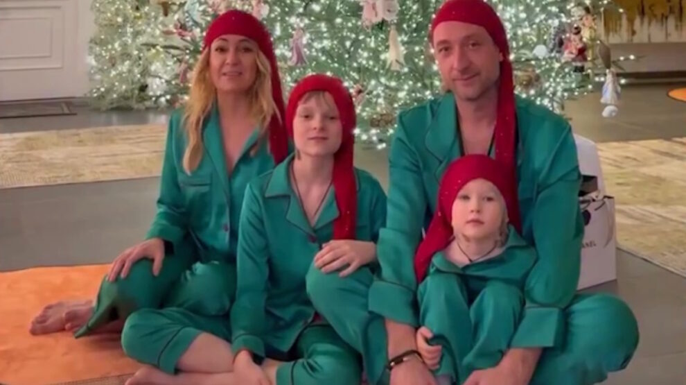    Семья Плющенко под елочкой в пижамах. Фото: телеграм-канал Евгения Плющенко.