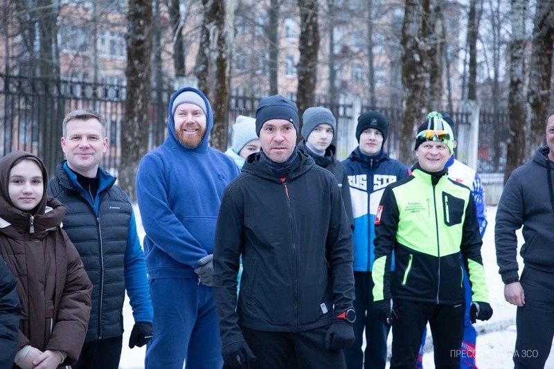   Дружеская новогодняя пробежка (так официально называется мероприятие) прошла сегодня на стадионе "Металлург".