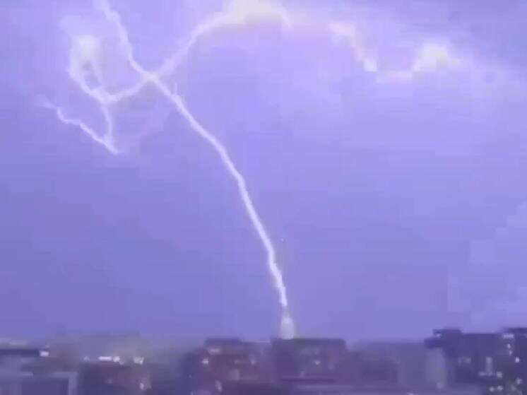     Фото: кадр видео удара молнии в здание Конгресса США.