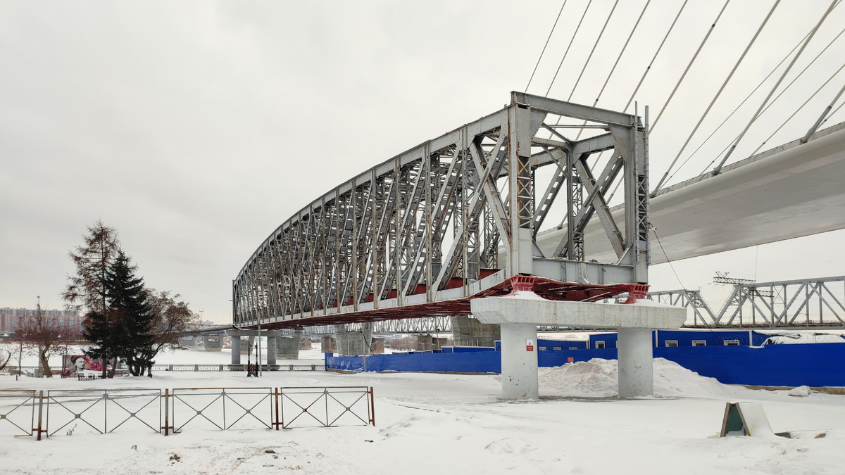 И вот он, кусочек того самого первого градообразующего моста, ныне памятник 