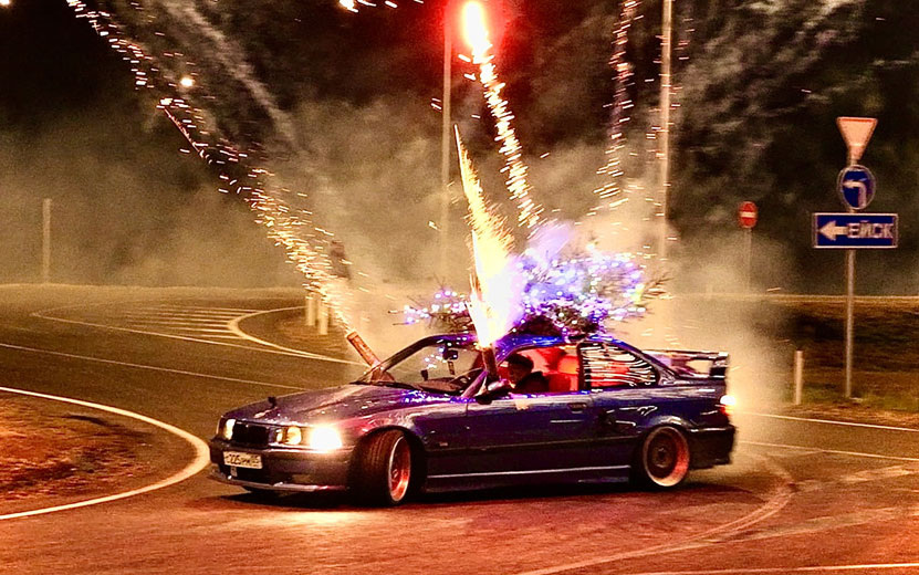    Ижевский блогер показал «праздничный» дрифт с салютом и елкой на крыше BMW