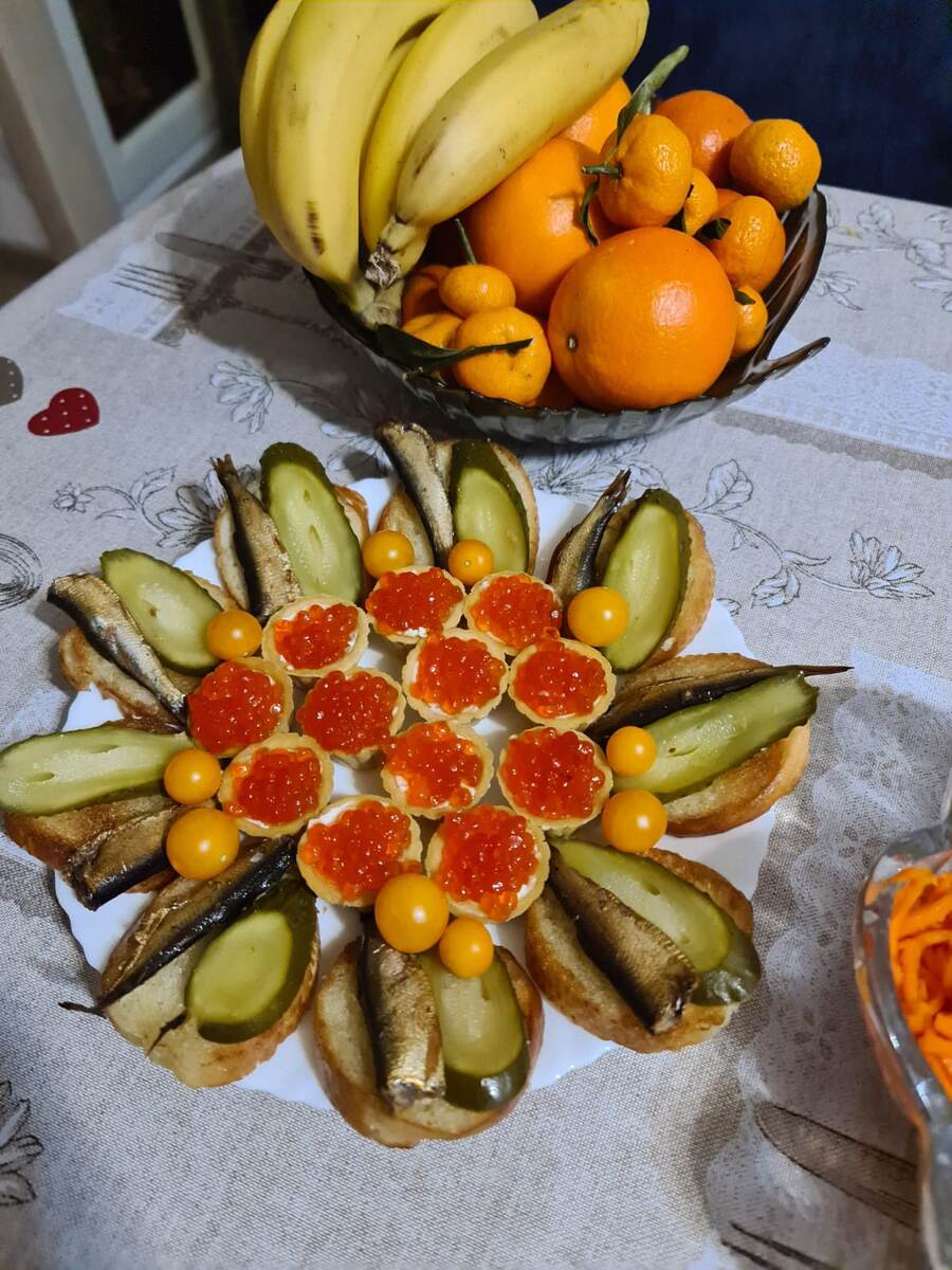 Украсила томатиками тарелочку с бутербродами