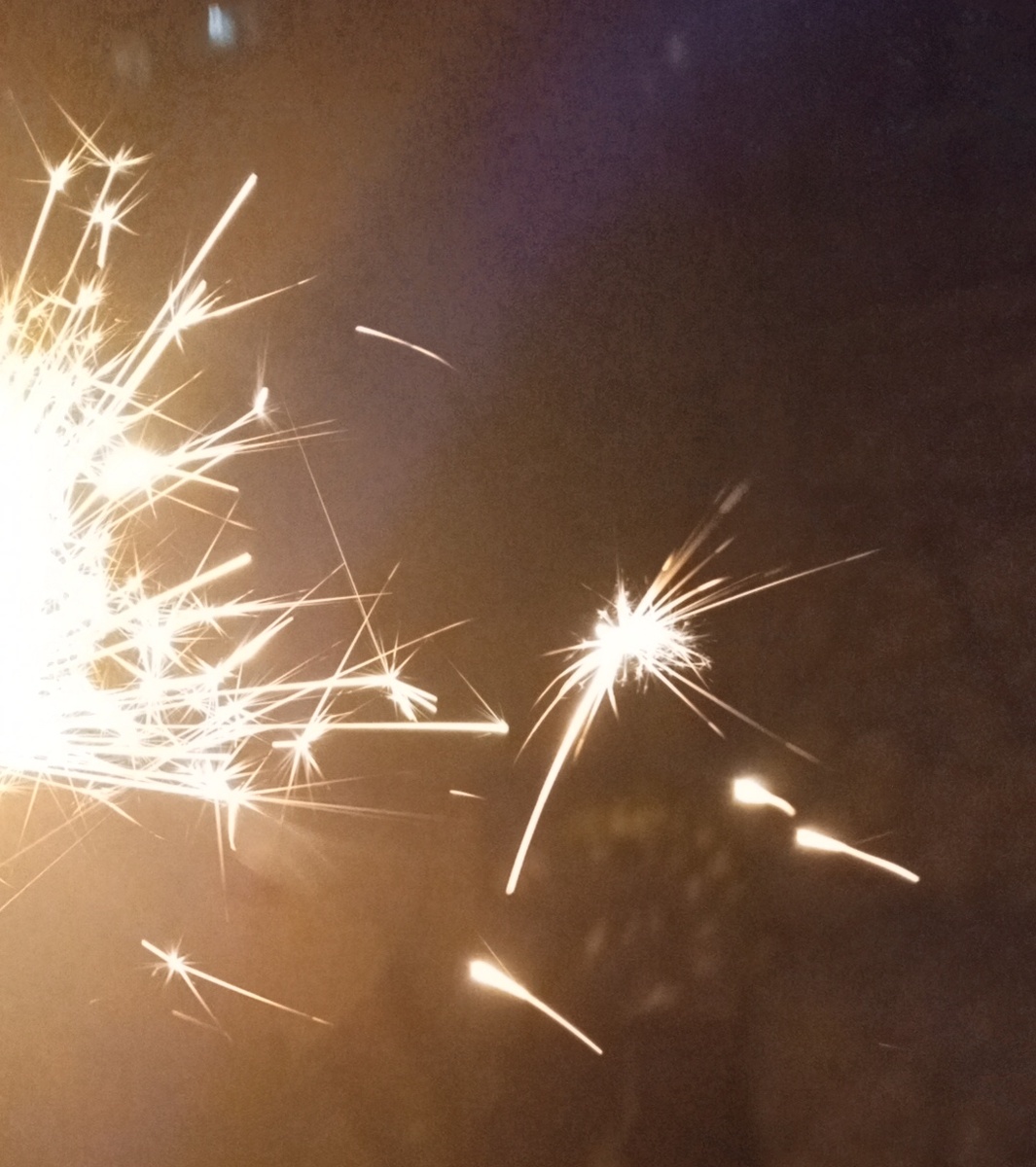 После 12.00 мы всегда выходим на улицу - смотрим салюты, зажигаем бенгальские огни