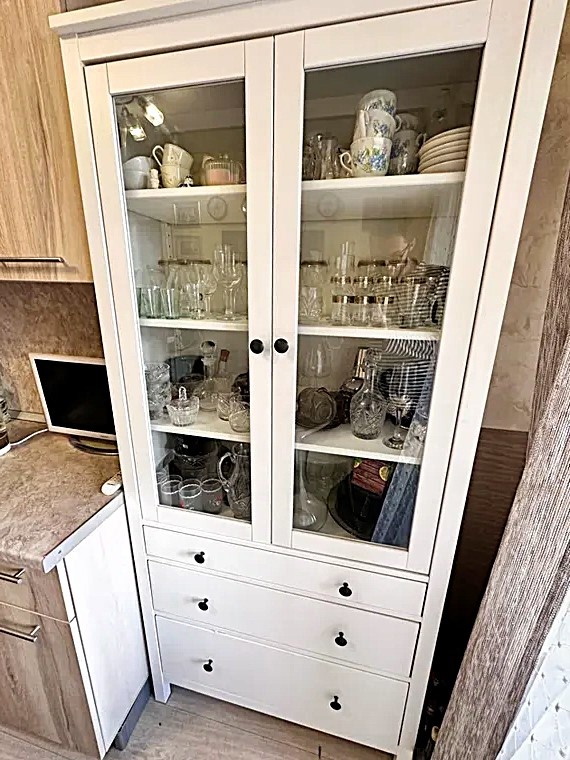 Таким образом, я упорядочил хранение посуды, разместив её в ящике над раковиной и в буфете.