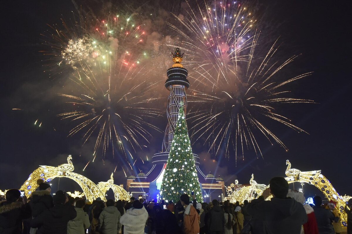 Жители Душанбе в канун Нового года собрались на главной столичной площади "Истиклол".  Корреспондент Sputnik Таджикистан заснял красочный праздничный салют