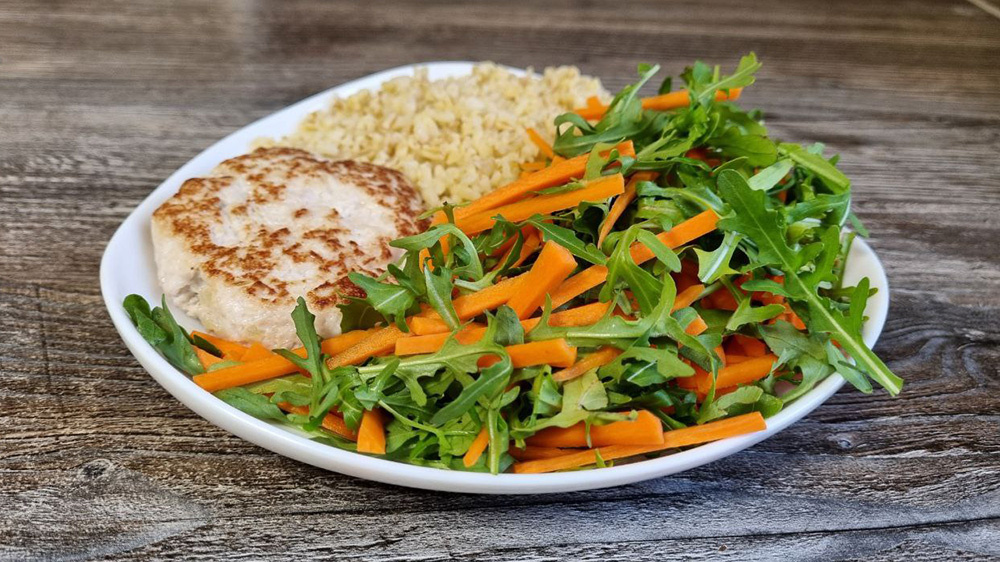 Ужин с грудкой индейки и большой порцией овощей - листайте фото, чтобы посмотреть КБЖУ