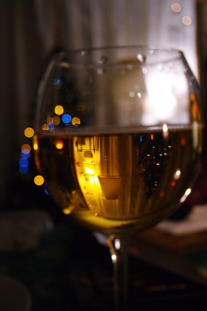 выпьем за мою вторую работу! - чтобы её было больше... да, не забываем, что в начале января все немножко ещё в постпраздничном полузабытьи