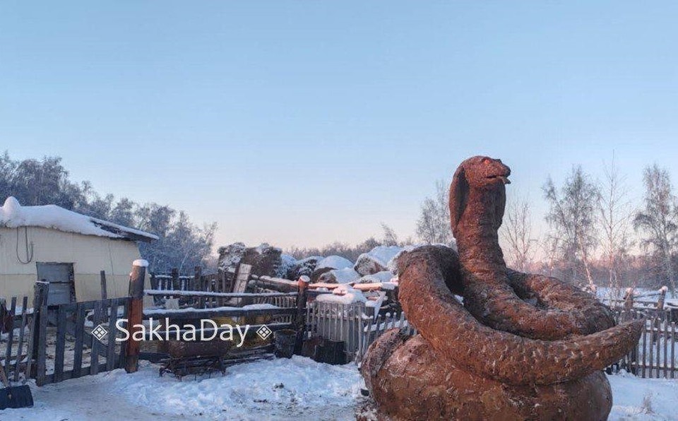    Скульптуру змеи слепили из коровьего навоза в Якутии Фото: SakhaDay.ru