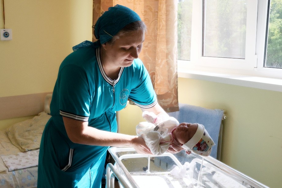 В настоящее время в России среднее количество детей, рождённых одной женщиной, – 1,41. Это самый низкий показатель с 2006 года. | Фото: Сергей Мальгавко/ТАСС