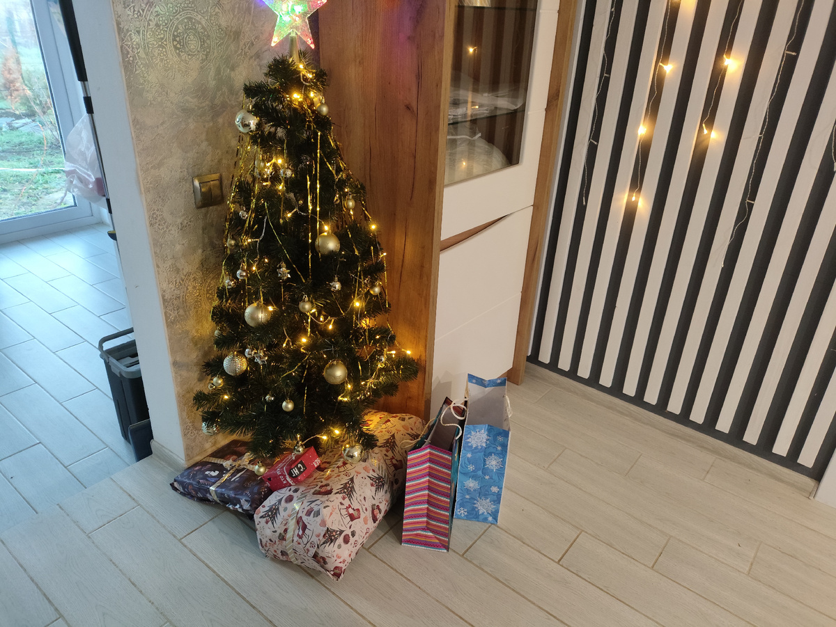 Елочка с подарочками от Деда Мороза ))