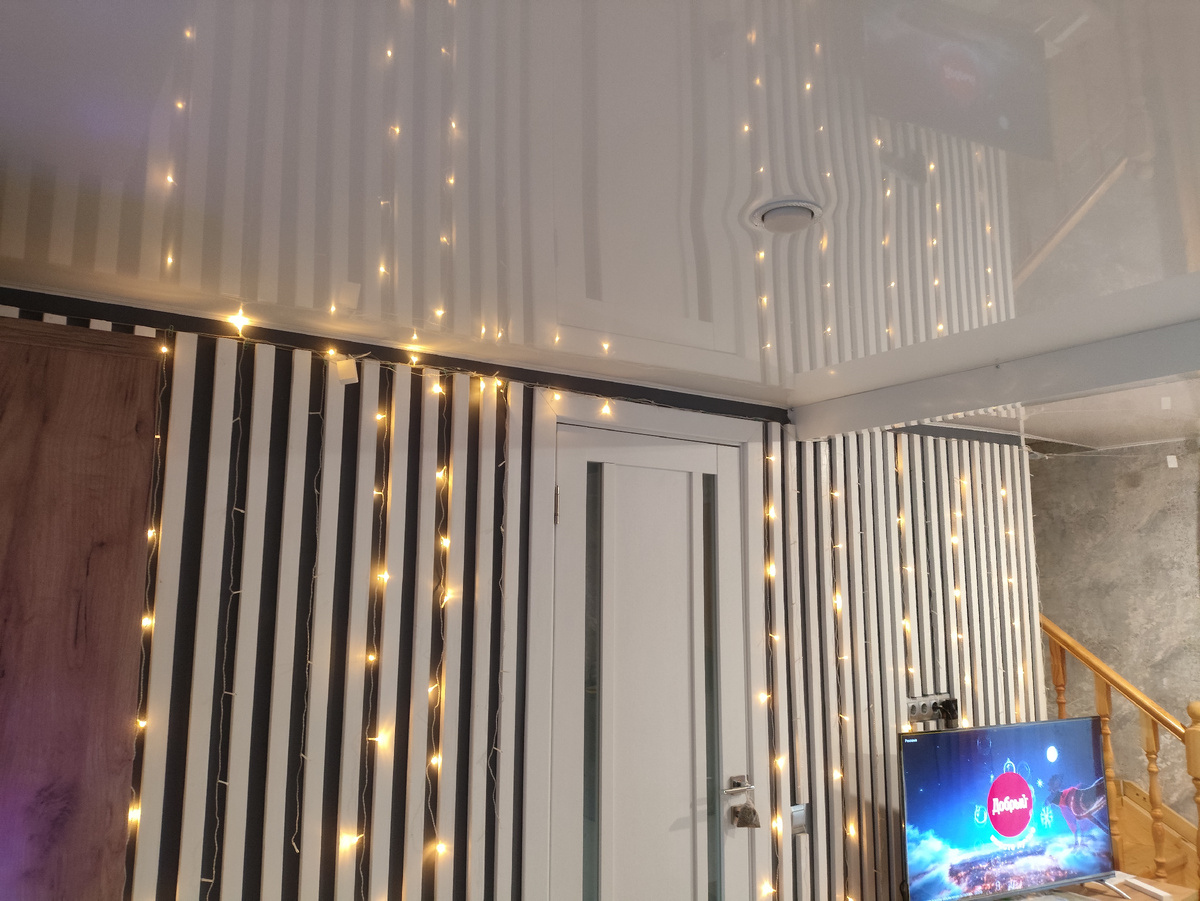 Реечки на стене наконец-то заняли свое законное место