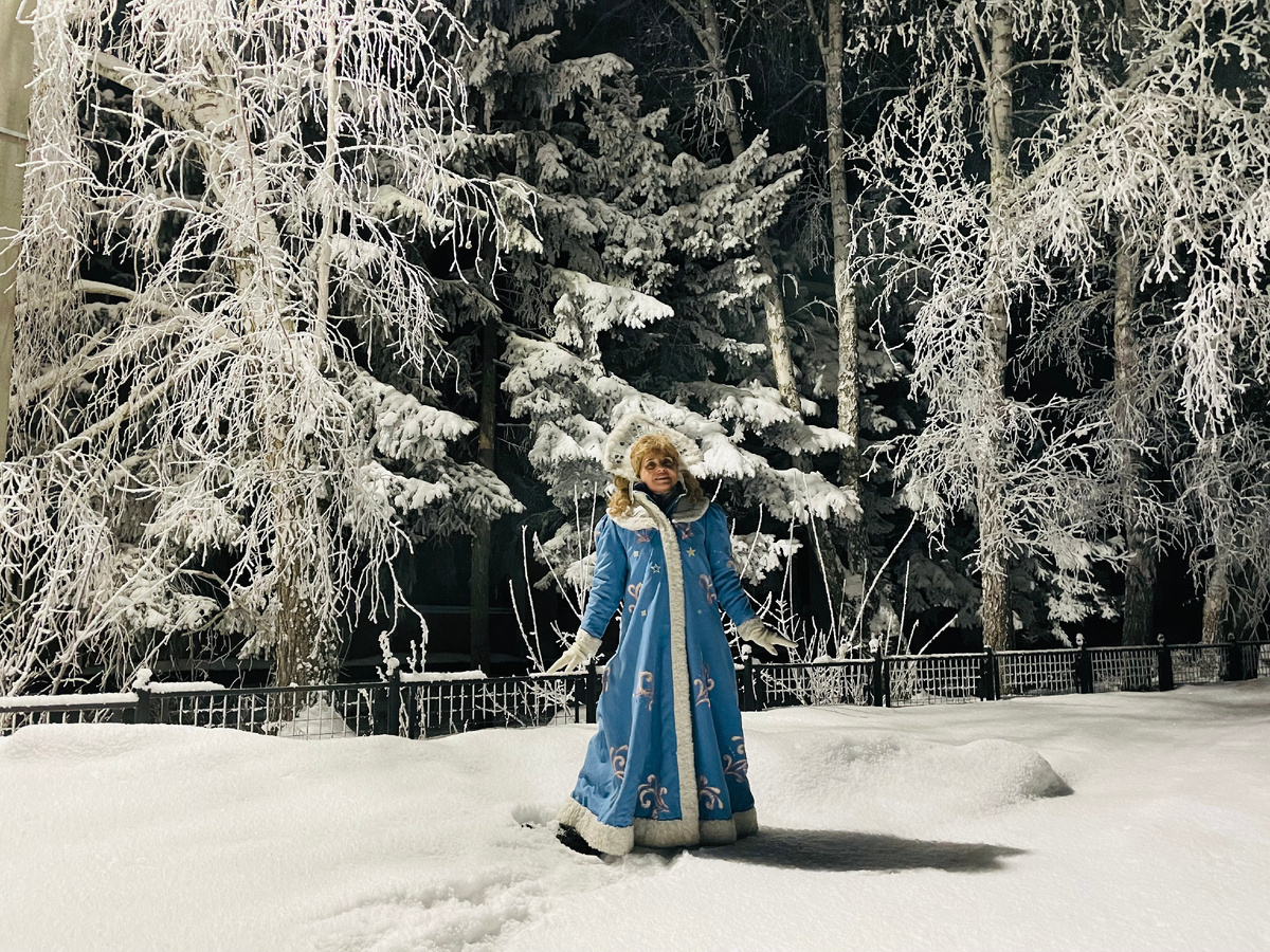 Ночь была настоящая новогодняя - морозная и нарядная. А мне быть в образе Снегурочки очень даже понравилось.