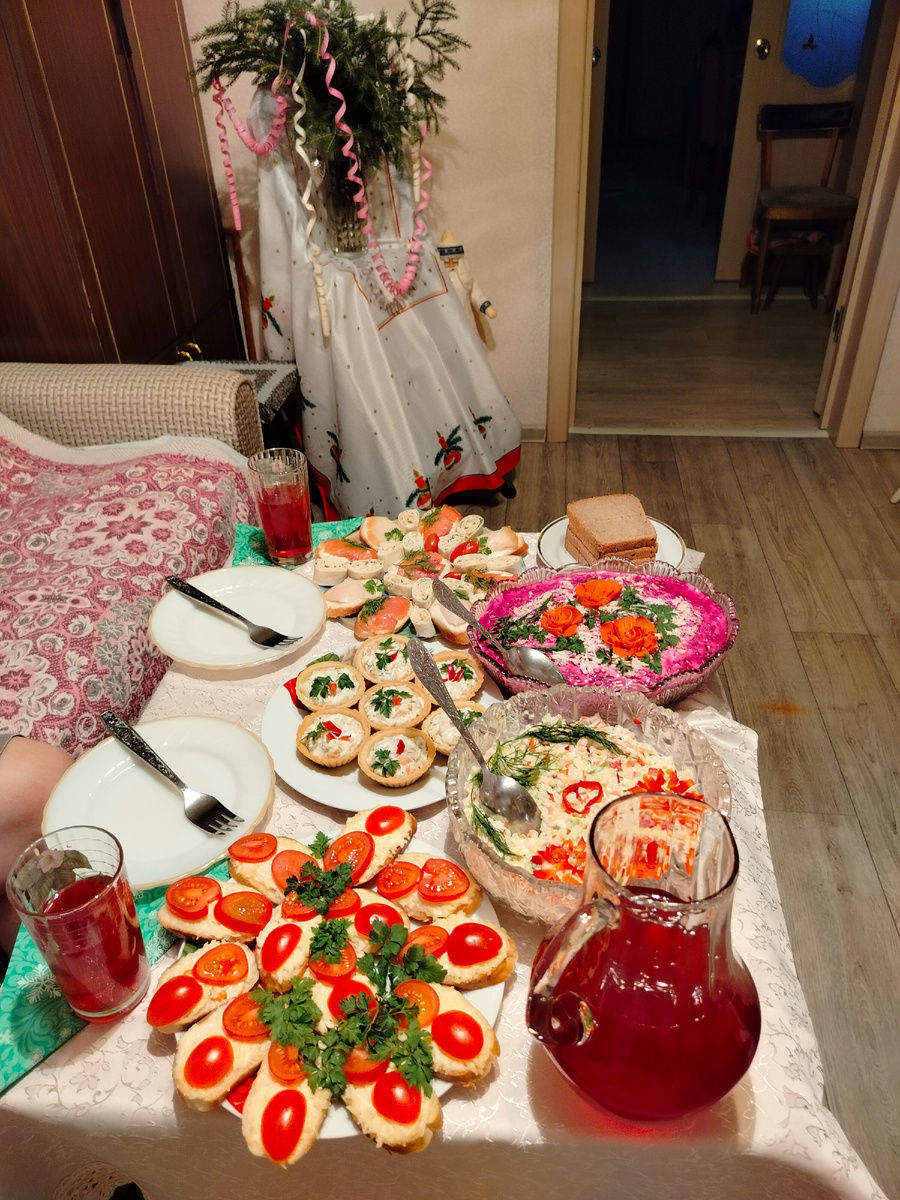 Поставили маленький складной столик, на двоих как раз