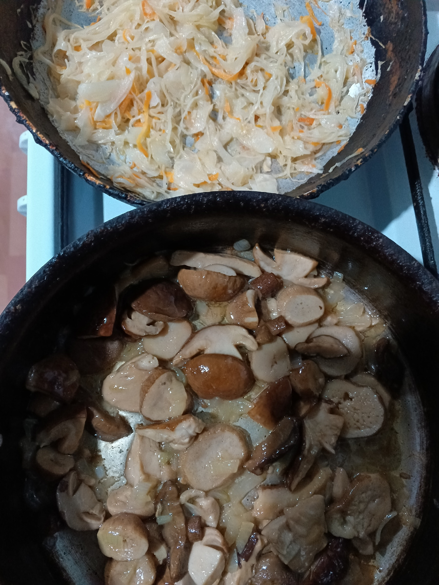 Квашеная капуста и грибы с луком