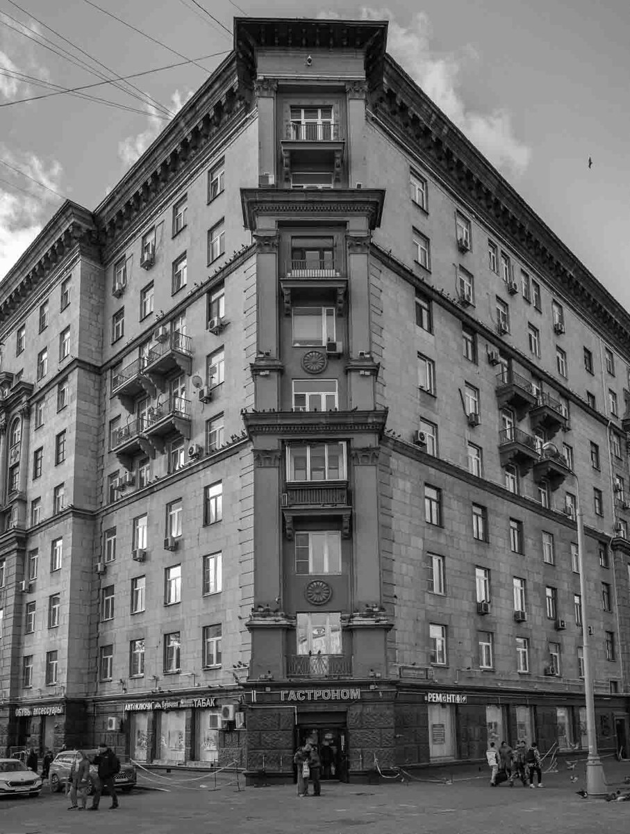 В построенном в 1939–1958 годах на Ленинградском проспекте "генеральском доме" жили многие советские военачальники и известные спортсмены