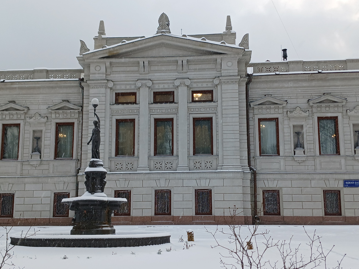 Дом Стахеева. Перед ним фонтан "Богиня ночи"