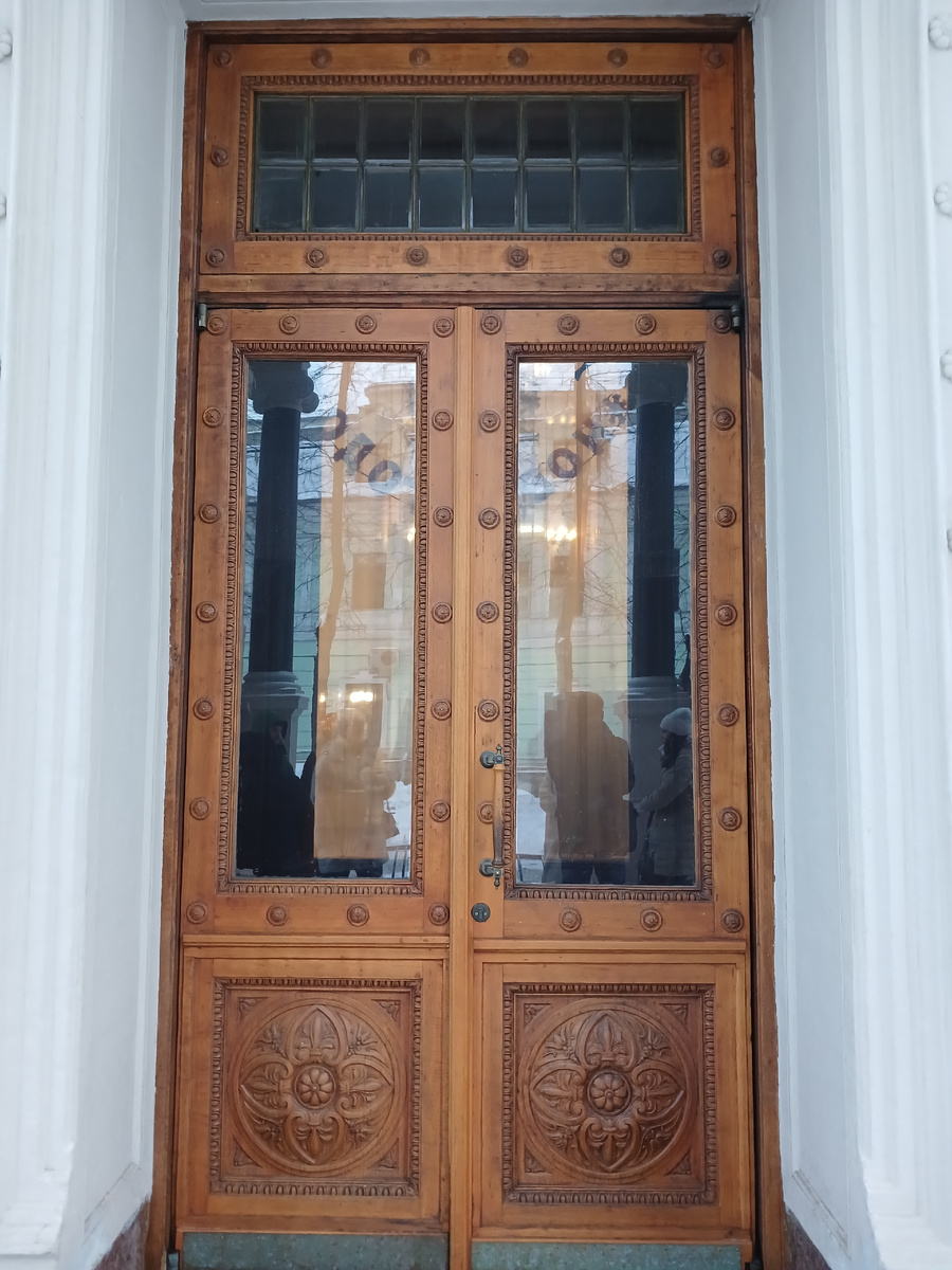 Вход в дом Стахеева, подлинные двери недавно отреставрированы.