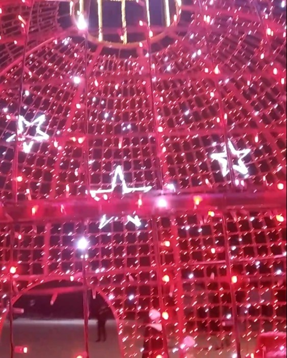 Шар желаний. В него надо зайти и загадать желание.