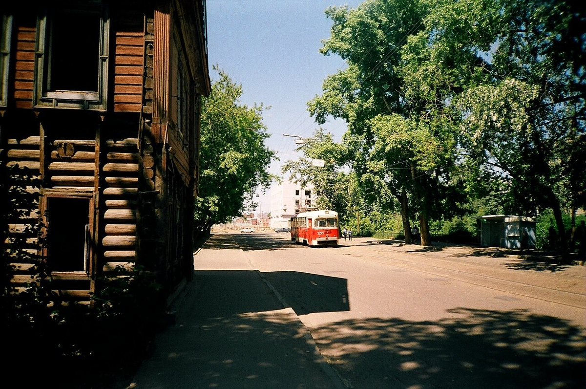 Улица Качалова, сразу после перекрестка с Эсперанто. На месте бревенчатого домика, затесавшегося в рядах пятиэтажек, сейчас "свечка"