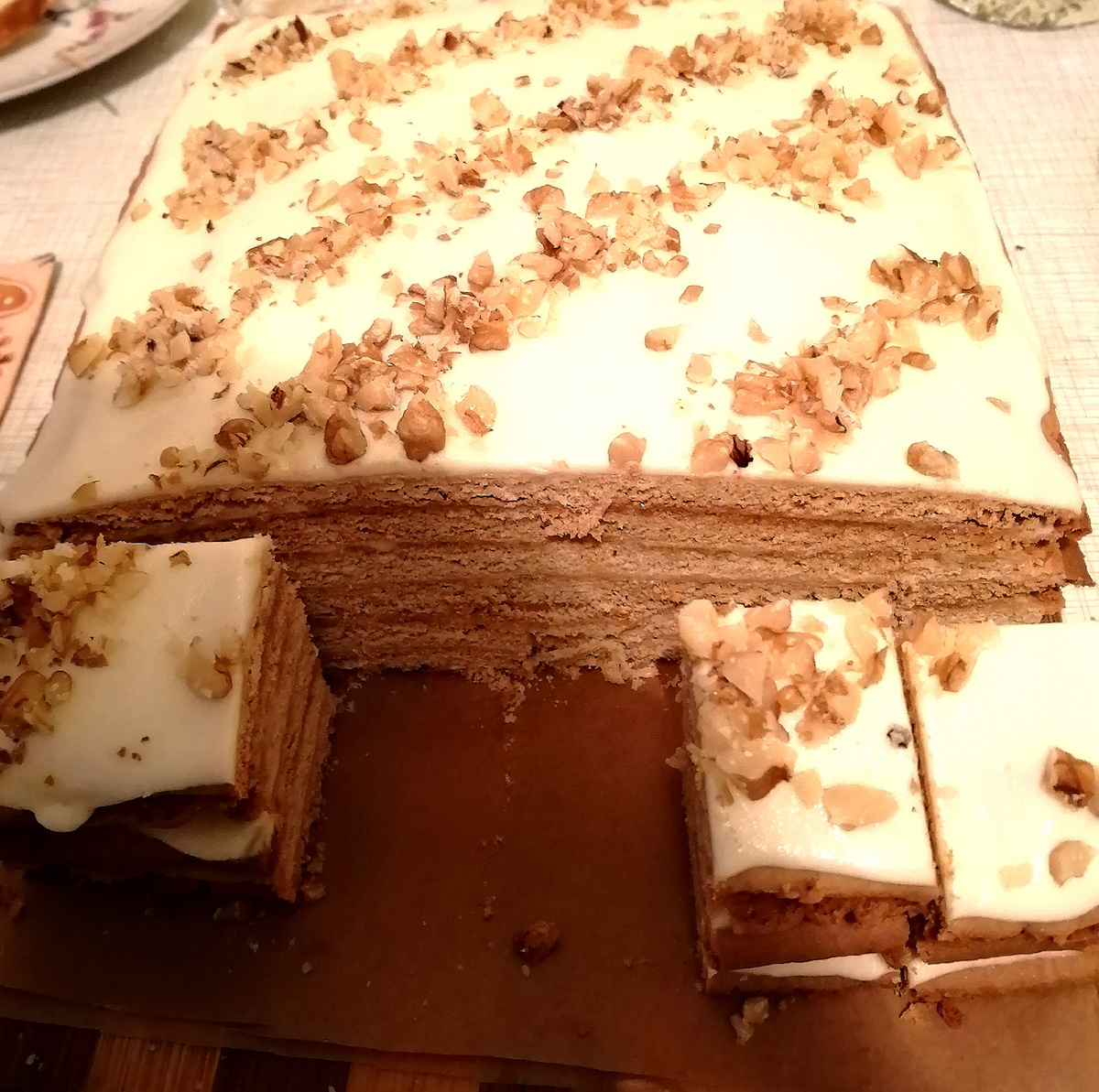 Коржи достаточно тонкие. 