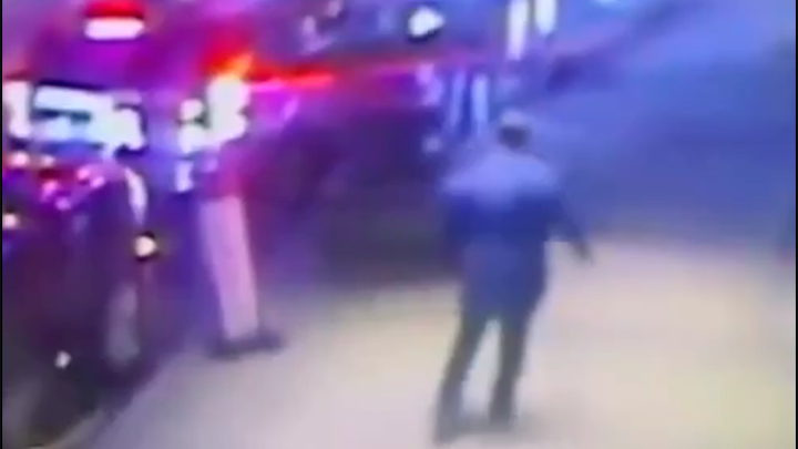    Менеджер за секунду до выстрела в спину. Скрин с видеокамеры наблюдения