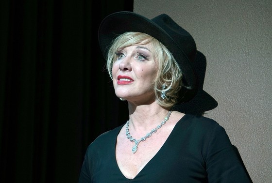    Актриса Елена Яковлева в роли Джулии Ламберт в сцене из спектакля «Театр»