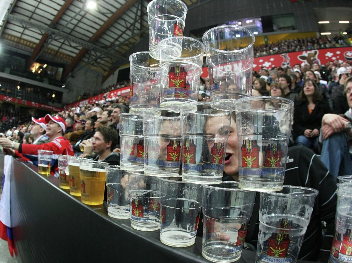    Российские болельщики во время матча 2-го тура (группа Е) чемпионата мира–2009© РИА Новости / Михаил Фомичев