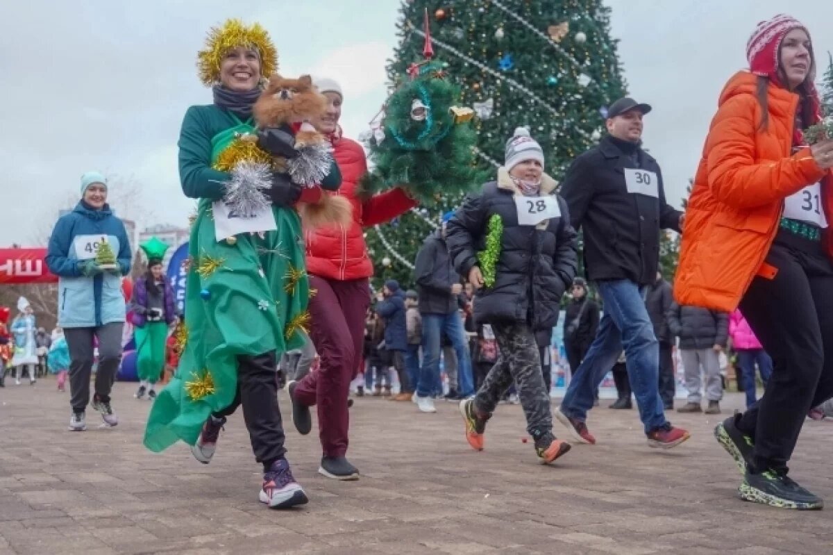    Около сотни волгоградцев решились 1 января на елочный забег