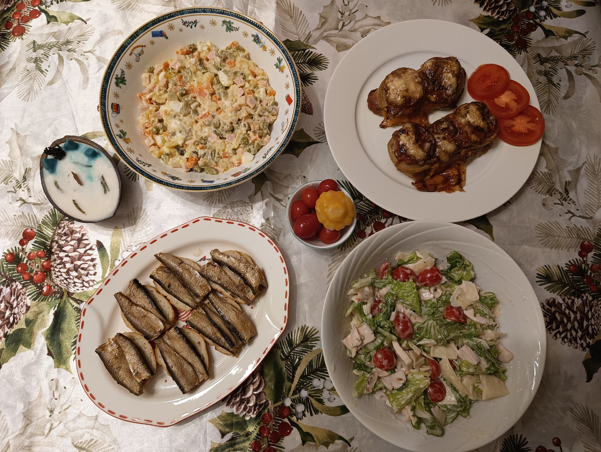 Новогодний стол. Фото автора.