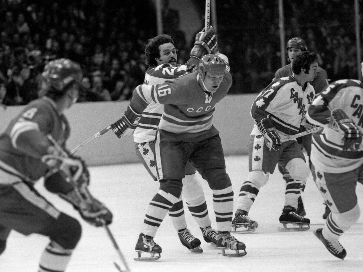    Международный турнир по хоккею с шайбой между сборными командами СССР и Канады (ВХА). 1-6 октября 1974 года. Дворец спорта в Лужниках. Канадский хоккеист Серж Бернье и Владимир Петров (в центре) во время матча.© РИА Новости / Дмитрий Донской