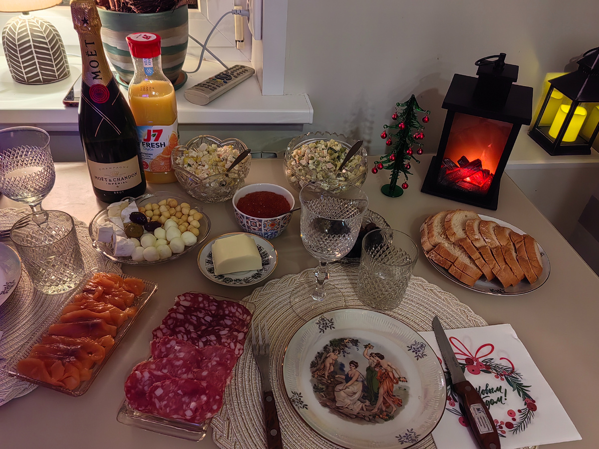 Ещё был салат с креветками и холодец. Он в этом году удался на пять с большим плюсом. А ещё рыба собственноручной засолки - мммм... это что-то необыкновенное! Вкуснее красной икры. Еле отговорила моего друга запекать горячее в духовке. И правильно сделала: и так половина того, что было на столе (если не больше), отправилась после новогодней ночи в холодильник. С тем рассчётом, что я это буду доедать в одно лицо.    