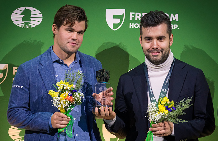    Россиянин Ян Непомнящий (справа) и норвежец Магнус КарлсенFIDE