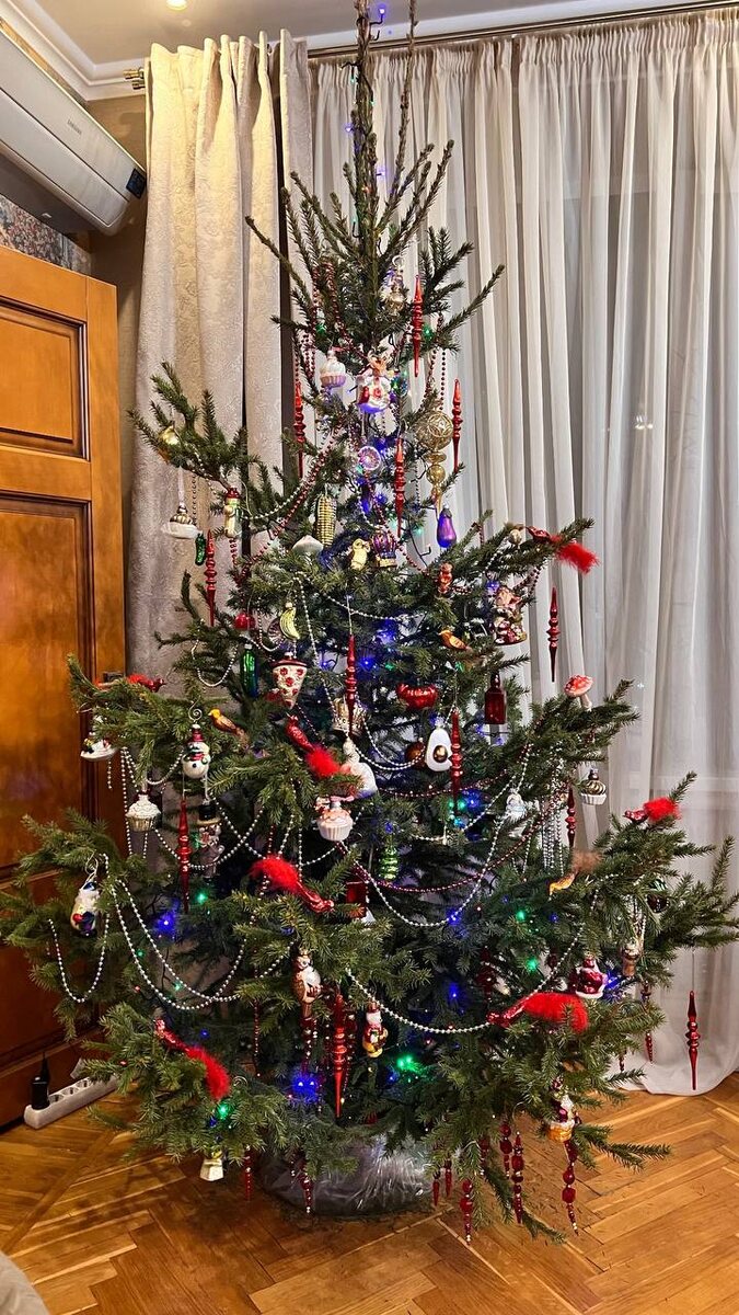 Такая вот живая елка стоит сейчас у меня дома, наряжали долго и тщательно) 