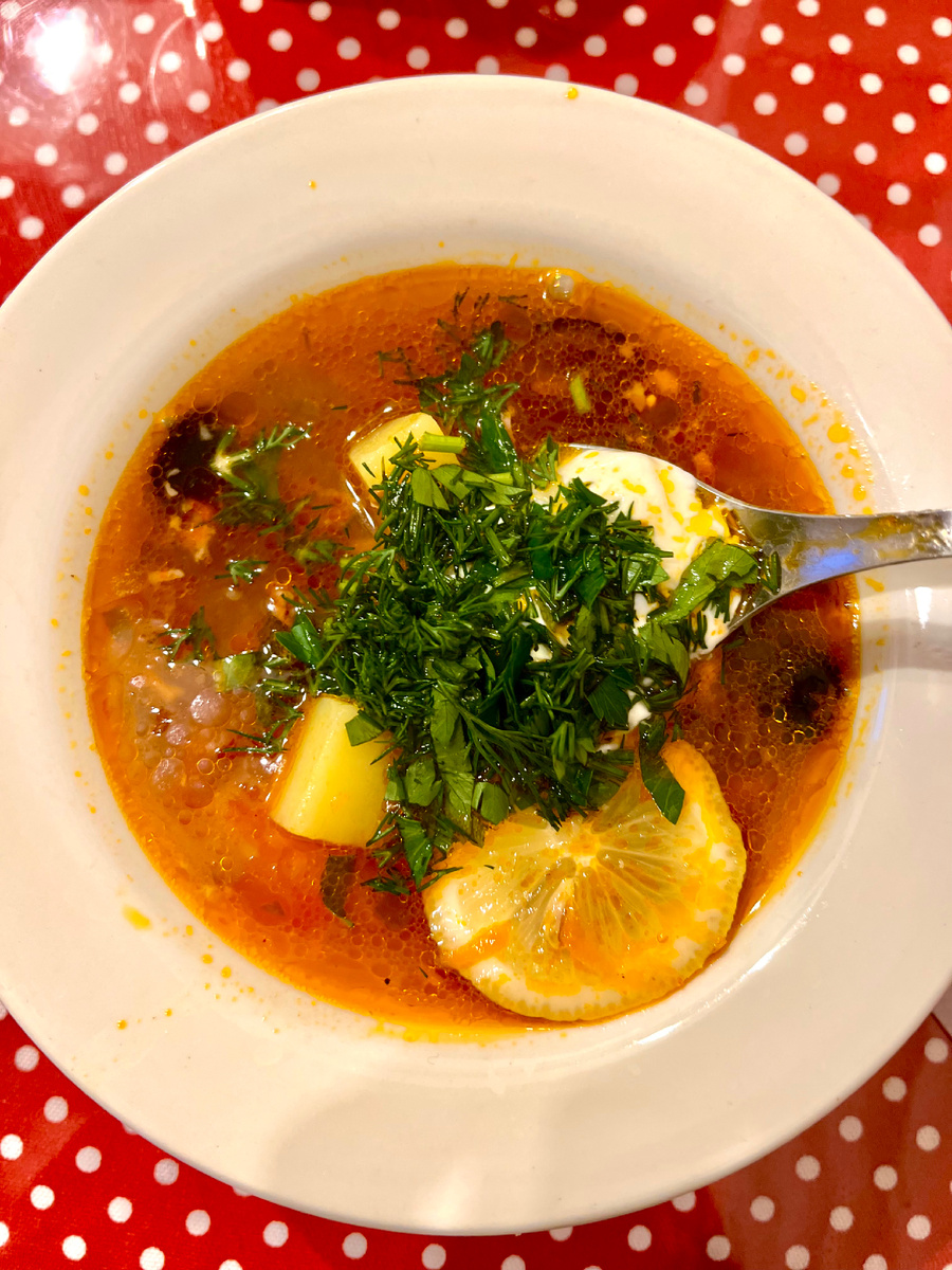 Солянка: пример сервировки. Лимон, сметана и зелень - по желанию.