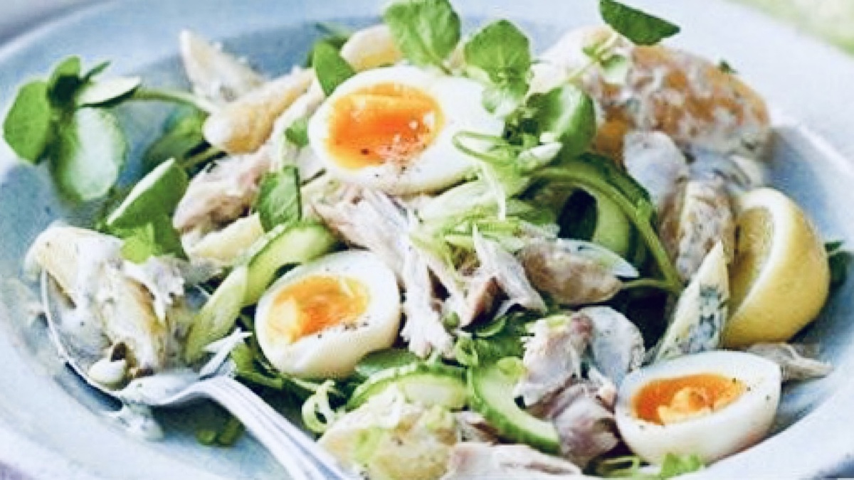 Салат из картофеля и скумбрии